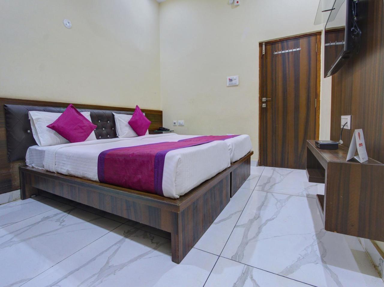 Oyo 7627 Royal Plaza Hotel Hyderabad Ngoại thất bức ảnh